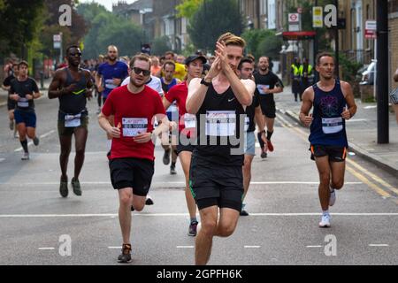 Läufer in der Hackney Half 2021, einem Halbmarathon durch die Straßen von Hackney, London Stockfoto