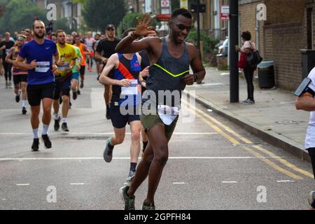 Läufer in der Hackney Half 2021, einem Halbmarathon durch die Straßen von Hackney, London Stockfoto