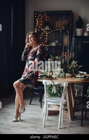 Schöne Dame in schickem Kleid bereit für Silvester Feier Stockfoto