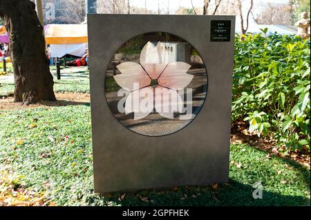 Chiyoda City, Tokio, Japan - 02. Januar 2020: Keramikfliesen mit Kirschblüte, die von der Präfektur Ibaraki im seelenberuhigenden Garten geschaffen wurden. Stockfoto