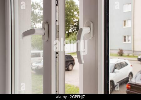 Griffe der geöffneten weißen Kunststofffenster innen Nahaufnahme Stockfoto