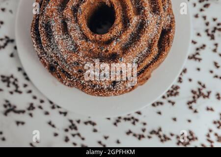 Ein kunstvoller und dekorativer hausgemachter und frischer Schokoladensplitterkuchen Stockfoto