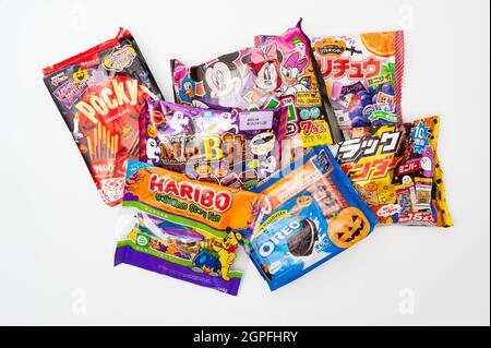 Fuji City, Shizuoka-ken, Japan - 26. September 2021: Japanische Halloween 2021 Snacks und Süßigkeiten auf weißem Hintergrund isoliert Stockfoto