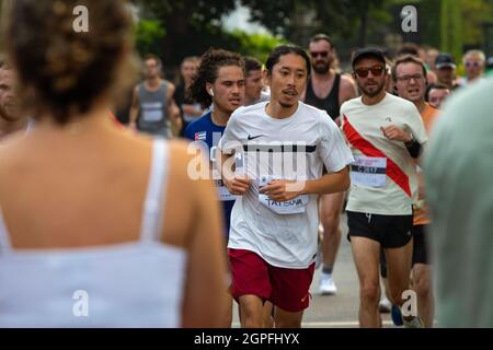 Läufer in der Hackney Half 2021, einem Halbmarathon durch die Straßen von Hackney, London Stockfoto