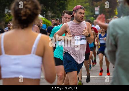 Läufer in der Hackney Half 2021, einem Halbmarathon durch die Straßen von Hackney, London Stockfoto