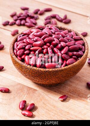 Close Up rote Kidney-Bohnen in Holzschale auf hölzernen Hintergrund. Stockfoto