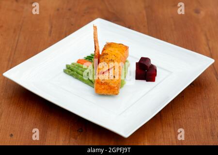 Lachssteak mit Gemüse. Stockfoto