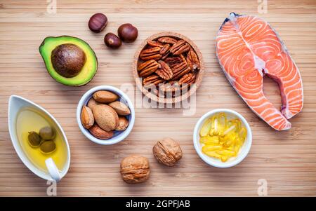 Auswahl essen Quellen von Omega 3 und ungesättigte Fette. Super Essen hohen Vitamin E und Ballaststoffe für eine gesunde Ernährung. Mandel, Pecan, Haselnüsse, Walnüsse Stockfoto