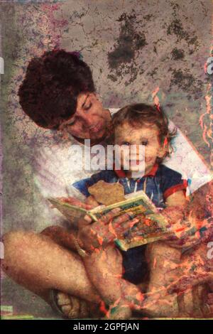 Austin Texas USA, 1995: Eineinhalb Jahre alter Anglo-Junge sitzt auf dem Schoß seiner Mutter, während sie sich ein Buch zusammen ansehen. ©Bob Daemmrich Stockfoto