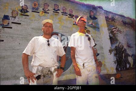 Palestine Texas USA, um 1999: Gefängnisinsassen, die sich freiwillig meldeten, an einem Wandgemälde-Projekt in einer Staatssperre in Ost-Texas zu arbeiten. ©Bob Daemmrich Stockfoto