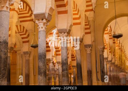 CORDOBA, SPANIEN - 11. August 2021 - Bögen im Gebetsraum der Mezquita (Moschee), Cordoba, Spanien Stockfoto