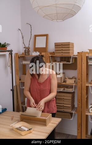 Junge Handwerkerin, die in ihrer Bio-Werkstatt arbeitet Stockfoto