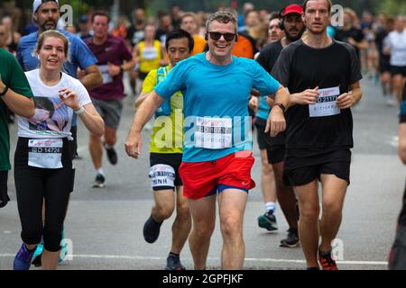 Läufer in der Hackney Half 2021, einem Halbmarathon durch die Straßen von Hackney, London Stockfoto