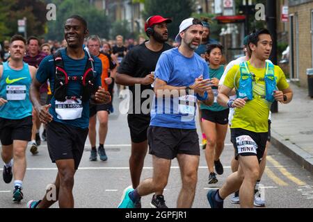 Läufer in der Hackney Half 2021, einem Halbmarathon durch die Straßen von Hackney, London Stockfoto