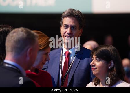 Ed Miliband vor der Keynote-Rede von Sir Keir Starmer auf der Konferenz der Labour Party in Brighton. Bilddatum: Mittwoch, 29. September 2021. Stockfoto