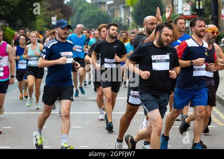 Läufer in der Hackney Half 2021, einem Halbmarathon durch die Straßen von Hackney, London Stockfoto