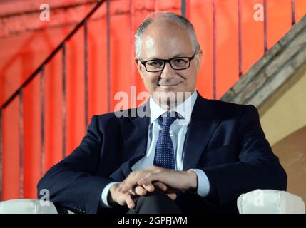 Italien, Rom, 28. September 2021: Roberto Gualtieri, Bürgermeisterkandidat der Mitte-Links-Partei für die nächsten Kommunalwahlen in Rom, nimmt an einem Wahltreffen Teil. Foto © Fabio Cimaglia/Sintesi/Alamy Live News Stockfoto