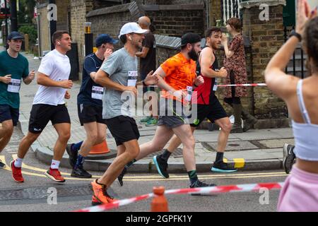 Läufer in der Hackney Half 2021, einem Halbmarathon durch die Straßen von Hackney, London Stockfoto