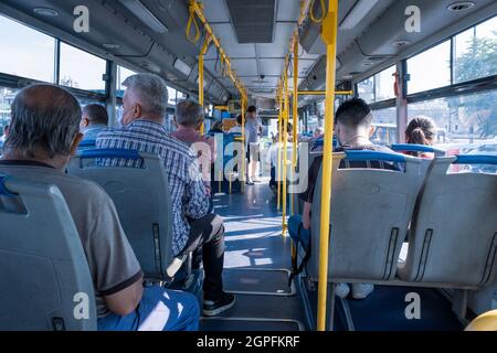 Eminonu, Istanbul, Türkei - 07.05.2021: Innenansicht eines öffentlichen Stadtbusses mit maskierten Fahrgästen und verschiedenen Sitzplätzen Stockfoto