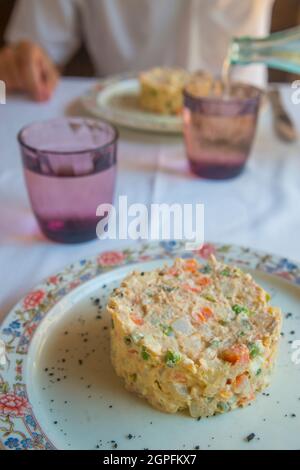 Es wird russischer Salat serviert. Spanien. Stockfoto