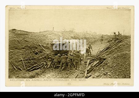 Original WW1 Ära Daily Mail Kriegsfotos Postkarte von Soldaten, die helfen, einen Krankenwagen der 16. (Irischen) Division durch den Schlamm in Mametz Wood zu schieben, Schlacht an der Somme, Frankreich, Juli 1916. Offizielle Kriegsfotografien-Serie. Gedruckt in England. Stockfoto