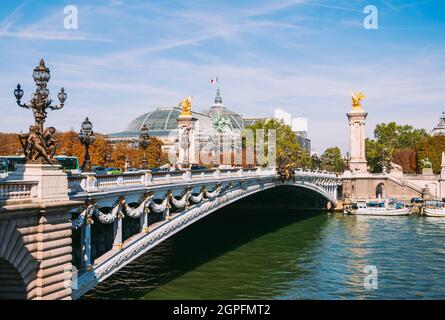Pont Alexandre III, Paris, an einem sonnigen Tag Stockfoto