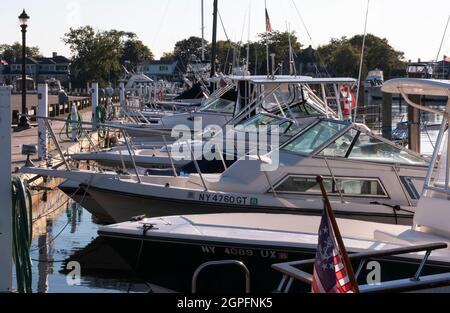 Babylon, New York, USA - 7. September 2021: Seitenansicht vieler Boote, die in einer Marina im Dorf Babylon festgebunden und angedockt sind. Stockfoto