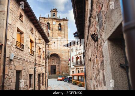 Vinuesa, Spanien - 15. September 2021: Allgemeine Ansicht der Straßen des historischen Zentrums der Stadt Vinuesa, in der Provinz Soria, Spai Stockfoto