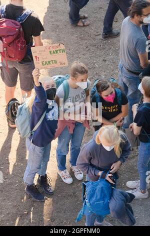 Am 24. September 2021 sammeln sich in München 29.000 Menschen beim globalen Klimafall vor der Bundestagswahl, um ein deutsches Zeichen für Klimaschutz & Umweltschutz, die Inhalation des Pariser Abkommens und das 1,5 Grad Ziel und um Druck auf die Wähler*innen sowie die Parteien auszuschüben. * am 24. September schlossen sich zwei Tage vor den Bundestagswahlen in München 2021 29,000 Menschen dem globalen Klimastreik an. Sie protestierten, um eine klare Botschaft für den Klima- und Umweltschutz, für das Pariser Abkommen und das 1.5-Grad-Ziel zu zeigen und Druck auf die Poli auszuüben Stockfoto