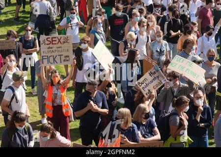 Am 24. September 2021 sammeln sich in München 29.000 Menschen beim globalen Klimafall vor der Bundestagswahl, um ein deutsches Zeichen für Klimaschutz & Umweltschutz, die Inhalation des Pariser Abkommens und das 1,5 Grad Ziel und um Druck auf die Wähler*innen sowie die Parteien auszuschüben. * am 24. September schlossen sich zwei Tage vor den Bundestagswahlen in München 2021 29,000 Menschen dem globalen Klimastreik an. Sie protestierten, um eine klare Botschaft für den Klima- und Umweltschutz, für das Pariser Abkommen und das 1.5-Grad-Ziel zu zeigen und Druck auf die Poli auszuüben Stockfoto