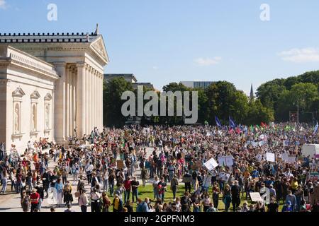 Am 24. September 2021 sammeln sich in München 29.000 Menschen beim globalen Klimafall vor der Bundestagswahl, um ein deutsches Zeichen für Klimaschutz & Umweltschutz, die Inhalation des Pariser Abkommens und das 1,5 Grad Ziel und um Druck auf die Wähler*innen sowie die Parteien auszuschüben. * am 24. September schlossen sich zwei Tage vor den Bundestagswahlen in München 2021 29,000 Menschen dem globalen Klimastreik an. Sie protestierten, um eine klare Botschaft für den Klima- und Umweltschutz, für das Pariser Abkommen und das 1.5-Grad-Ziel zu zeigen und Druck auf die Poli auszuüben Stockfoto