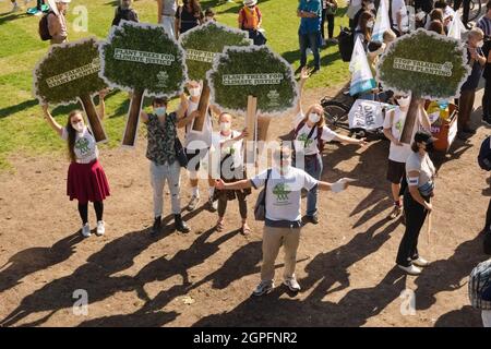 Am 24. September 2021 sammeln sich in München 29.000 Menschen beim globalen Klimafall vor der Bundestagswahl, um ein deutsches Zeichen für Klimaschutz & Umweltschutz, die Inhalation des Pariser Abkommens und das 1, 5 Grad Ziel und um Druck auf die Wähler*innen sowie die Parteien auszuschüben. * am 24. September schlossen sich zwei Tage vor den Bundestagswahlen in München 2021 29,000 Menschen dem globalen Klimastreik an. Sie protestierten, um eine klare Botschaft für den Klima- und Umweltschutz, für das Pariser Abkommen und das 1.5-Grad-Ziel zu zeigen und Druck auf das pol Stockfoto