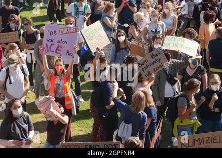 Am 24. September 2021 sammeln sich in München 29.000 Menschen beim globalen Klimafall vor der Bundestagswahl, um ein deutsches Zeichen für Klimaschutz & Umweltschutz, die Inhalation des Pariser Abkommens und das 1,5 Grad Ziel und um Druck auf die Wähler*innen sowie die Parteien auszuschüben. * am 24. September schlossen sich zwei Tage vor den Bundestagswahlen in München 2021 29,000 Menschen dem globalen Klimastreik an. Sie protestierten, um eine klare Botschaft für den Klima- und Umweltschutz, für das Pariser Abkommen und das 1.5-Grad-Ziel zu zeigen und Druck auf die Poli auszuüben Stockfoto