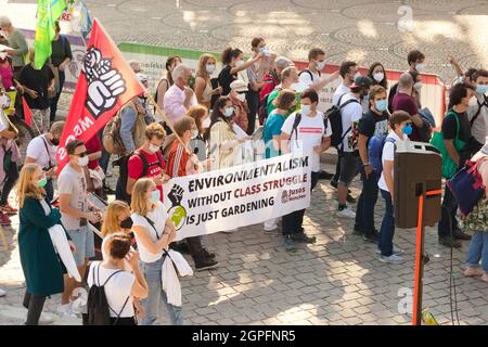 Am 24. September 2021 sammeln sich in München 29.000 Menschen beim globalen Klimafall vor der Bundestagswahl, um ein deutsches Zeichen für Klimaschutz & Umweltschutz, die Inhalation des Pariser Abkommens und das 1, 5 Grad Ziel und um Druck auf die Wähler*innen sowie die Parteien auszuschüben. * am 24. September schlossen sich zwei Tage vor den Bundestagswahlen in München 2021 29,000 Menschen dem globalen Klimastreik an. Sie protestierten, um eine klare Botschaft für den Klima- und Umweltschutz, für das Pariser Abkommen und das 1.5-Grad-Ziel zu zeigen und Druck auf das pol Stockfoto