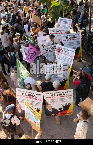 Am 24. September 2021 sammeln sich in München 29.000 Menschen beim globalen Klimafall vor der Bundestagswahl, um ein deutsches Zeichen für Klimaschutz & Umweltschutz, die Inhalation des Pariser Abkommens und das 1,5 Grad Ziel und um Druck auf die Wähler*innen sowie die Parteien auszuschüben. * am 24. September schlossen sich zwei Tage vor den Bundestagswahlen in München 2021 29,000 Menschen dem globalen Klimastreik an. Sie protestierten, um eine klare Botschaft für den Klima- und Umweltschutz, für das Pariser Abkommen und das 1.5-Grad-Ziel zu zeigen und Druck auf die Poli auszuüben Stockfoto