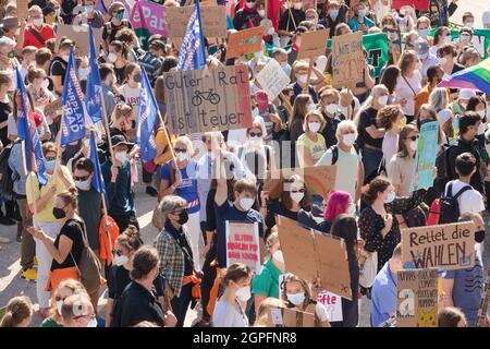 Am 24. September 2021 sammeln sich in München 29.000 Menschen beim globalen Klimafall vor der Bundestagswahl, um ein deutsches Zeichen für Klimaschutz & Umweltschutz, die Inhalation des Pariser Abkommens und das 1, 5 Grad Ziel und um Druck auf die Wähler*innen sowie die Parteien auszuschüben. * am 24. September schlossen sich zwei Tage vor den Bundestagswahlen in München 2021 29,000 Menschen dem globalen Klimastreik an. Sie protestierten, um eine klare Botschaft für den Klima- und Umweltschutz, für das Pariser Abkommen und das 1.5-Grad-Ziel zu zeigen und Druck auf das pol Stockfoto