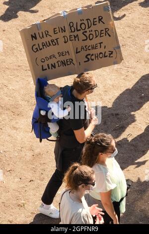 Am 24. September 2021 sammeln sich in München 29.000 Menschen beim globalen Klimafall vor der Bundestagswahl, um ein deutsches Zeichen für Klimaschutz & Umweltschutz, die Inhalation des Pariser Abkommens und das 1, 5 Grad Ziel und um Druck auf die Wähler*innen sowie die Parteien auszuschüben. * am 24. September schlossen sich zwei Tage vor den Bundestagswahlen in München 2021 29,000 Menschen dem globalen Klimastreik an. Sie protestierten, um eine klare Botschaft für den Klima- und Umweltschutz, für das Pariser Abkommen und das 1.5-Grad-Ziel zu zeigen und Druck auf das pol Stockfoto