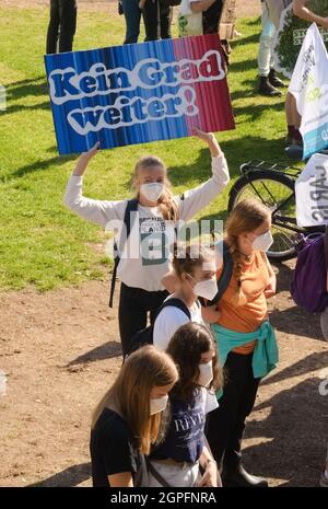 Am 24. September 2021 sammeln sich in München 29.000 Menschen beim globalen Klimafall vor der Bundestagswahl, um ein deutsches Zeichen für Klimaschutz & Umweltschutz, die Inhalation des Pariser Abkommens und das 1,5 Grad Ziel und um Druck auf die Wähler*innen sowie die Parteien auszuschüben. * am 24. September schlossen sich zwei Tage vor den Bundestagswahlen in München 2021 29,000 Menschen dem globalen Klimastreik an. Sie protestierten, um eine klare Botschaft für den Klima- und Umweltschutz, für das Pariser Abkommen und das 1.5-Grad-Ziel zu zeigen und Druck auf die Poli auszuüben Stockfoto