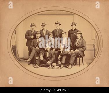 Vintage-Foto um 1870, das Mitglieder der Ku Klux Klan New York City Watertown Division 289 in KKK-Hüten zeigt und mit einem Totenkopf und Kreuzknochen posiert Stockfoto