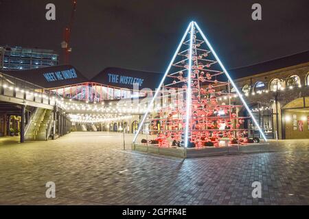 Nachtansicht der Terrarium-Weihnachtsbaum-Installation der Botanischen Jungen in Coal Drops Yard, King's Cross, London, Großbritannien November 2020. Stockfoto