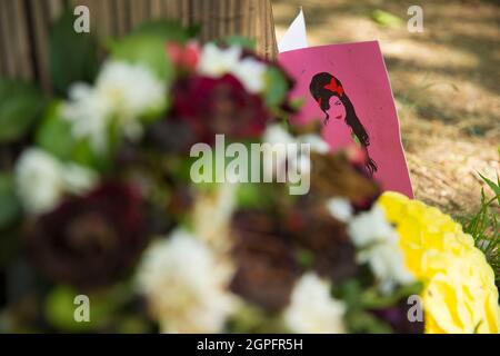 In der Nähe des Hauses, in dem die Sängerin Amy Winehouse am 17. Juli 2021, vor dem 10. Todestag, in London lebte, werden florale Ehrungen und Botschaften gesehen. Stockfoto