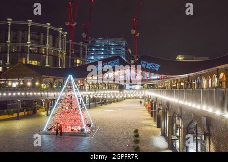 Nachtansicht der Terrarium-Weihnachtsbaum-Installation der Botanischen Jungen in Coal Drops Yard, King's Cross, London, Großbritannien November 2020. Stockfoto