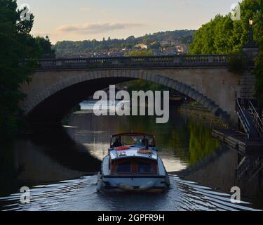 Boot fährt den Avon in Bath hinunter Stockfoto