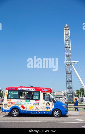 In der heißen Sonne im Zentrum von London, am 17. Juli 2021, wird ein Eiswagen gesehen. Stockfoto