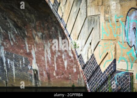 Straßenkunst auf einer Brücke in Bath Stockfoto