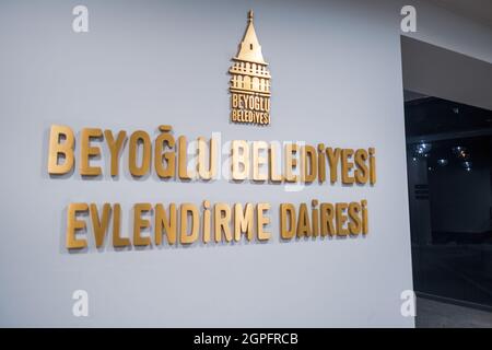 Beyoglu, Istanbul, Türkei - 07.14.2021: Tor und Logo des Heiratsamtes der Gemeinde Beyoglu zum Eingang in das Gebiet von Kasimpasa zur Heirat Stockfoto