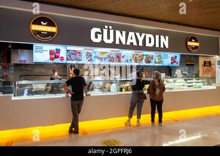 Sisli, Istanbul, Türkei - 07.13.2021: Einige Gunaydin-Restaurantkunden stehen und Leute warten vor Franchis auf Fast-Food-Bestellungen Stockfoto