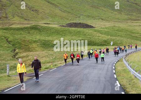 Wanderer, die am Halbmarathon von Gasadalur nach Sandav‡gur, Vagar Island, Färöer Inseln, Europa teilnehmen. Stockfoto