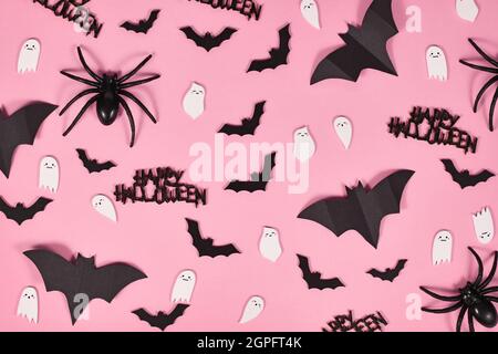 Halloween flach lag mit Fledermäusen, Spinnen, Happy Halloween Text und niedlichen Geistern auf rosa Hintergrund Stockfoto