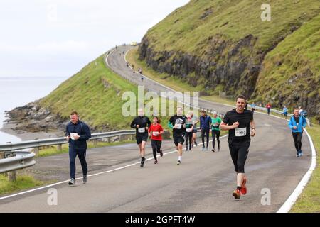 Läufer, die am Halbmarathon von Gasadalur nach Sandav‡gur, Vagar Island, Färöer Inseln, Europa, Stockfoto